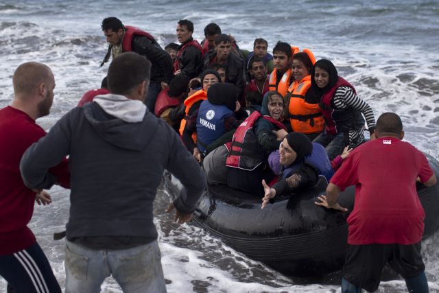 Εκατοντάδες πρόσφυγες συνεχίζουν να φθάνουν στα νησιά του Αιγαίου